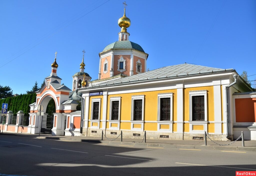 ЦЕРКВИ ПЕРЕДАНО ЗДАНИЕ НАСТОЯТЕЛЬСКОГО КОРПУСА ПОДВОРЬЯ ТРОИЦЕ-СЕРГИЕВОЙ ЛАВРЫ В МОСКВЕ