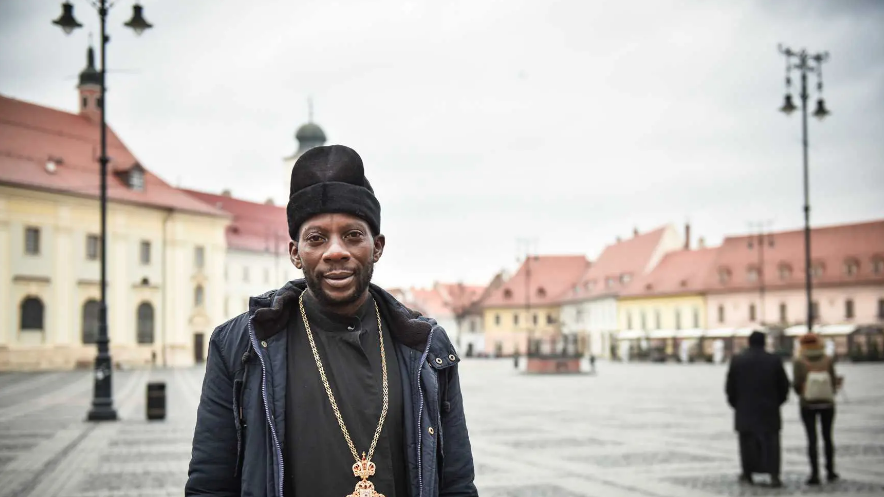 România, a doua casă pentru un preot kenyan. „Chiar este un loc sfânt, cu oameni iubitori, prietenoși și primitori”