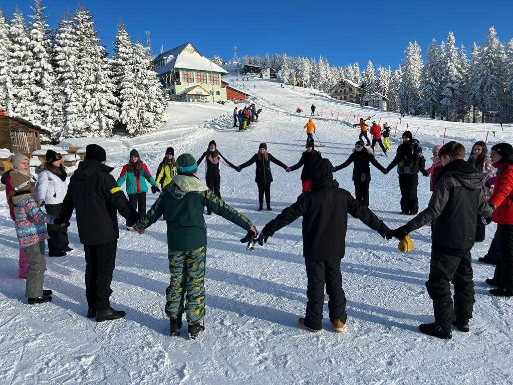 O parohie din Moldova Nouă reia tradiția taberelor de iarnă pentru copii din Munții Parâng