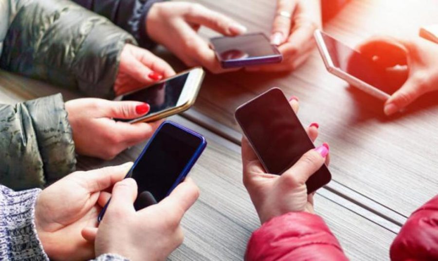 Φθηνότερη για όλους η κινητή τηλεφωνία – Πλήρης κατάργηση τελών για τους 15-29