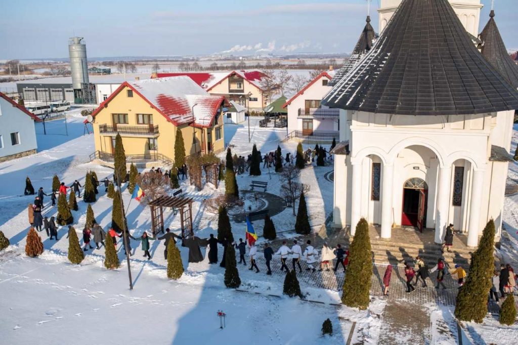 Hora Unirii la Așezământul „Sfântul Ierarh Leontie” din Rădăuți (FOTO)