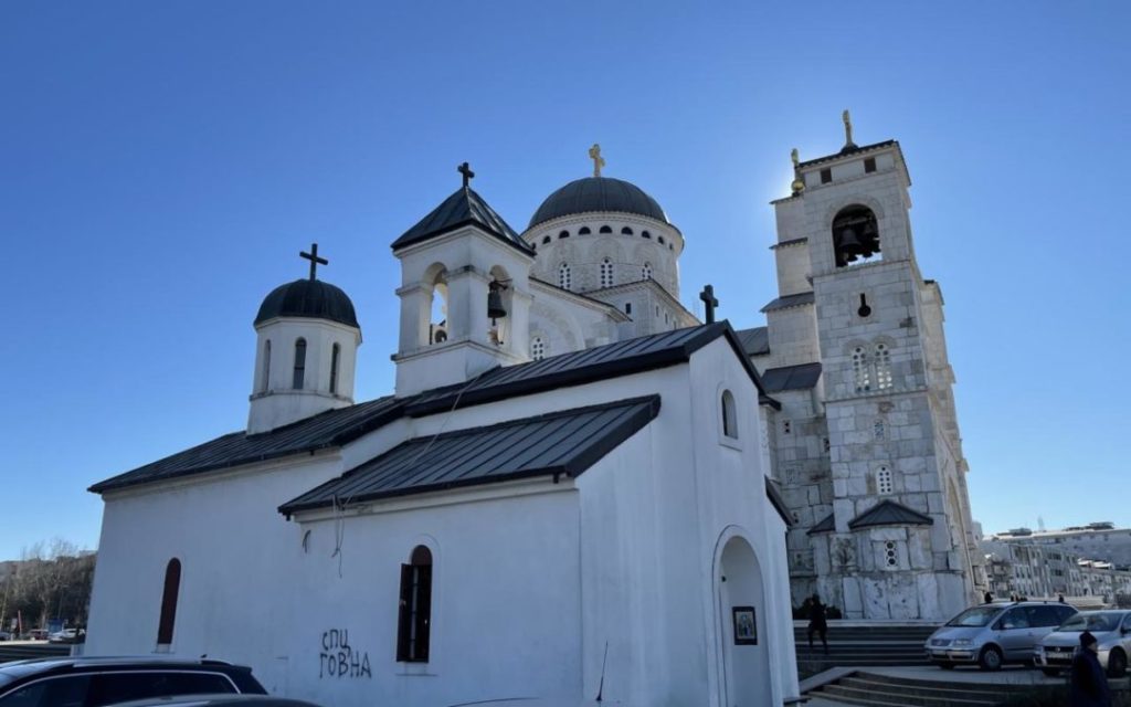 Вулгарна порука на зиду храма у Подгорици