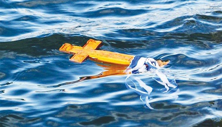 Εν μέσω της επέλασης της ‘Ομικρον τα φετινά Θεοφάνεια – Με μάσκες και αποστάσεις οι τελετές καθαγιασμού των υδάτων