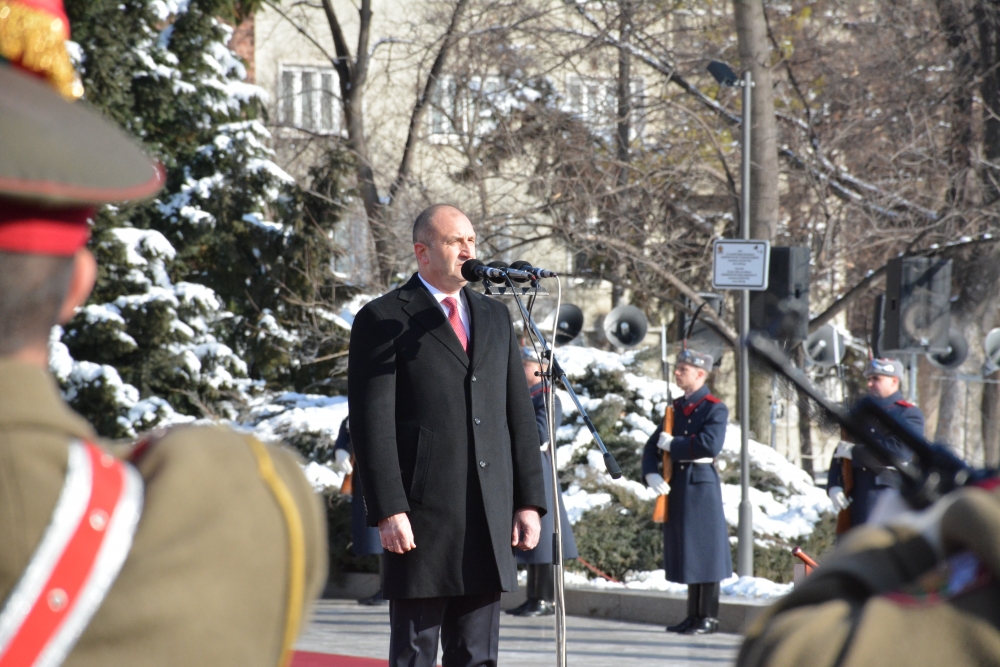 Βουλγαρία: Τελετή ανάληψης καθηκόντων του προεδρικού ζεύγους μπροστά στον Καθεδρικό Ναό