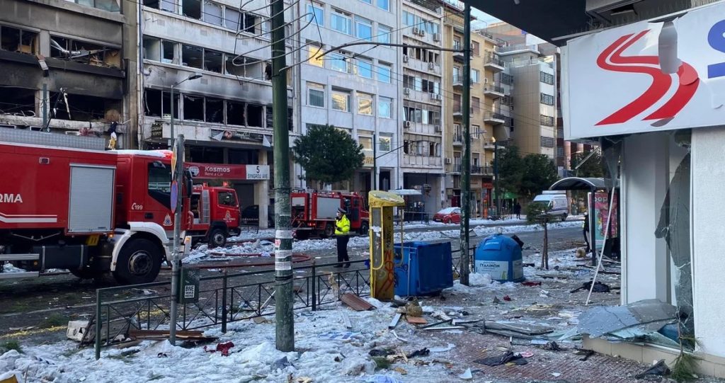 Ένας σοβαρά τραυματισμένος από ισχυρή έκρηξη στη Συγγρού – Βομβαρδισμένο το τοπίο – ΦΩΤΟ & ΒΙΝΤΕΟ