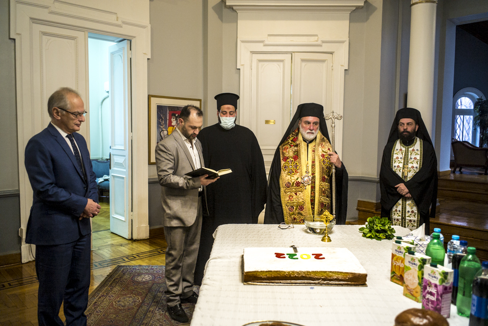 Metropolitan of Memphis Nikodimos attends annual ‘Vassilopita’ pie-cutting event at Greek embassy in Cairo