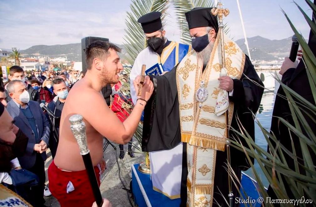 Νέα Ηρακλείτσα Παγγαίου: Οι νέοι αψήφησαν το κρύο και έπεσαν για να πιάσουν τον Σταυρό