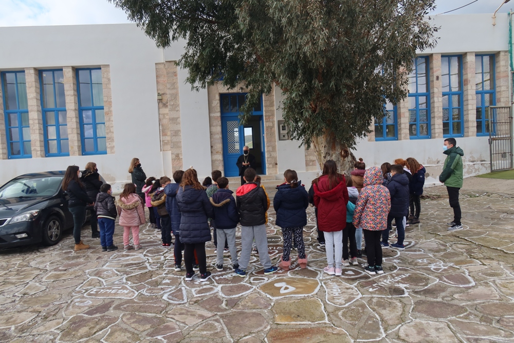 Ποιμαντική επίσκεψη του Μητροπολίτη Σύρου στα σχολεία της Κιμώλου