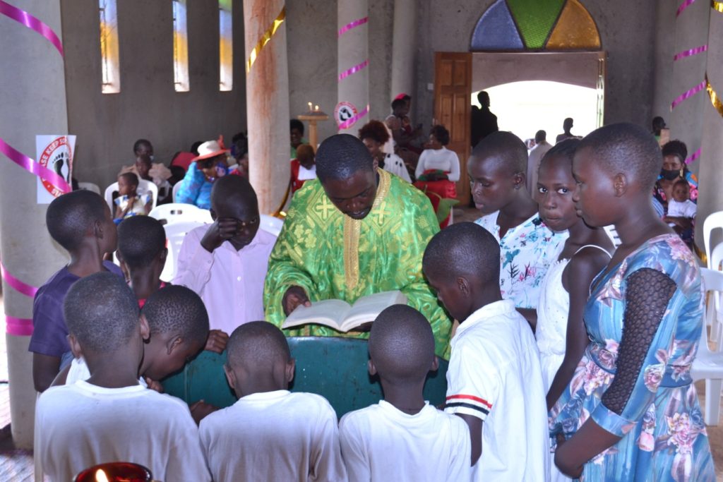 Ομαδική βάπτιση 49 παιδιών και νέων στο Κίτι της Ουγκάντας
