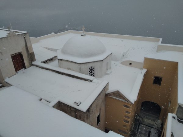 Δύσκολη νύχτα για εκατοντάδες εγκλωβισμένους από την “Ελπίδα” – Σε αργία επτά περιοχές της χώρας – Στα λευκά ντύθηκαν εκκλησίες και μοναστήρια