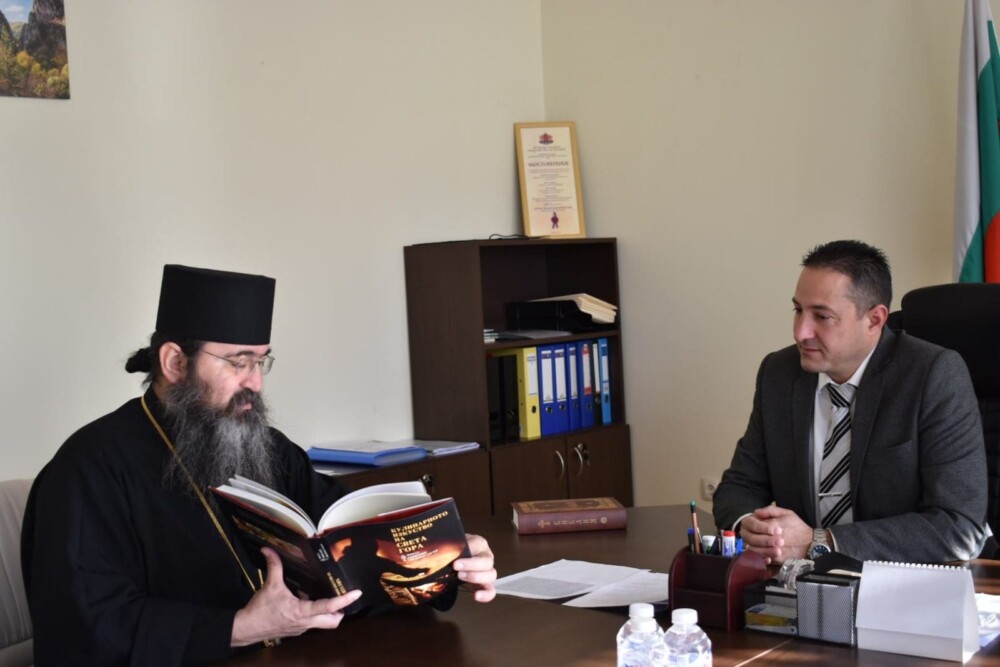 Среща на Архимандрит Никанор Мишков с новия областен управител на Перник Кирил Стоев | СНИМКИ