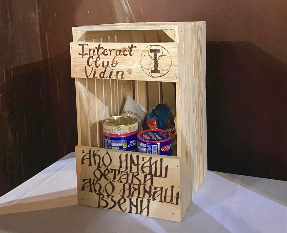 Младежи поставиха кутия за взаимопомощ в Катедралния Храм във Видин