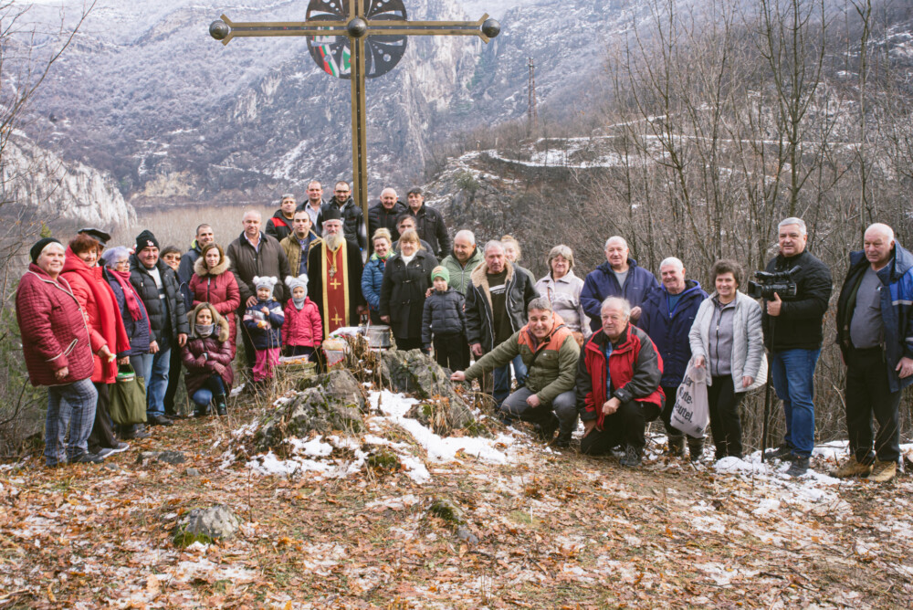 Αγιασμός για τον νέο 5μετρο Σταυρό της Μονής Τσερεπίσκι