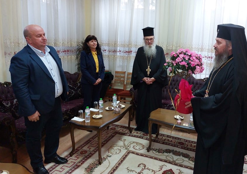 В резиденцията на Доростолска епархия по покана на митрополит Яков бе проведена делова среща с областния управител Катя Кръстева
