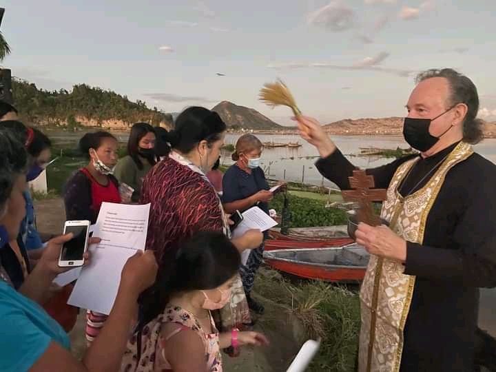 The Department of Charity and Social Service of the Philippine-Vietnamese Diocese helps victims of volcanic eruption in the Philippines