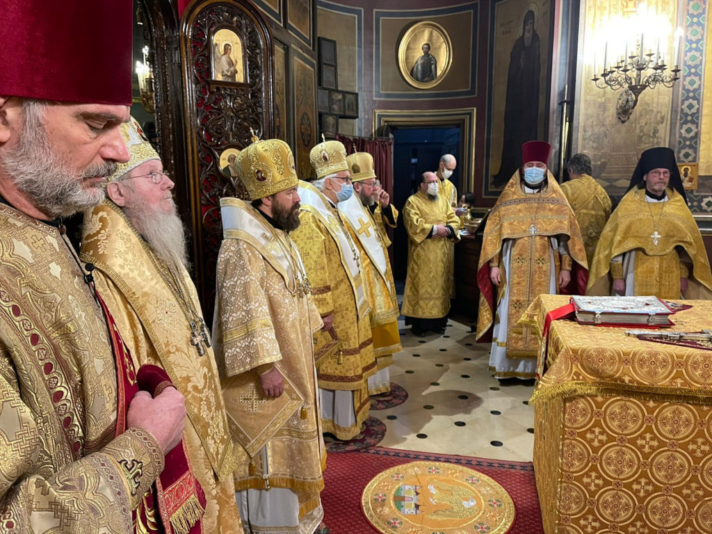 Митрополиты Волоколамский Иларион и Дубнинский Иоанн совершили Литургию в Александро-Невском соборе в Париже