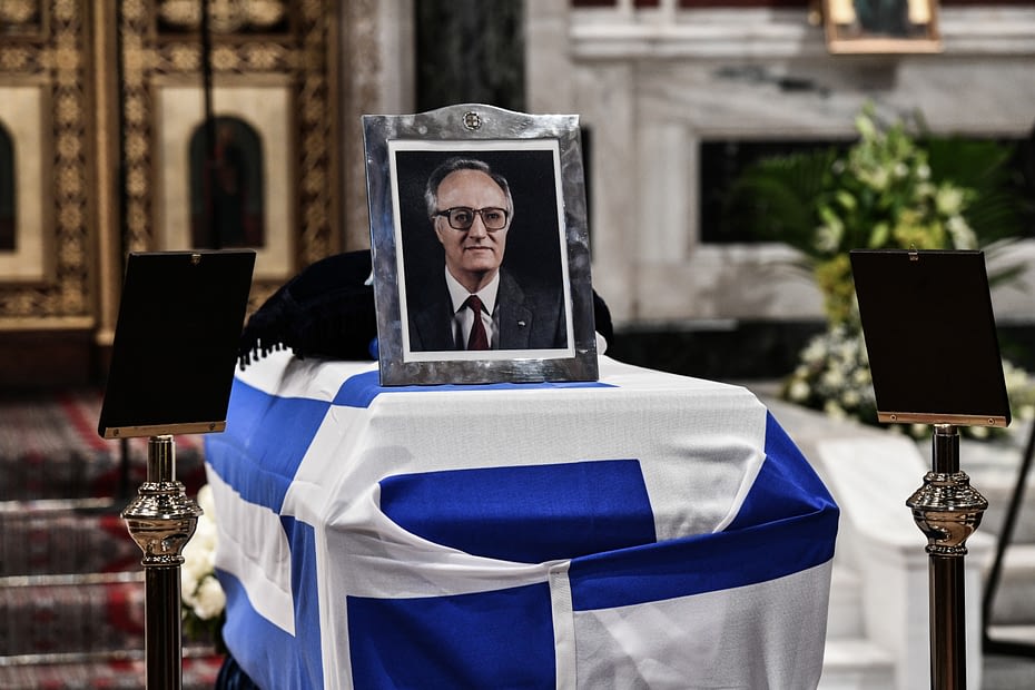 Former Greek president Sartzetakis laid to rest