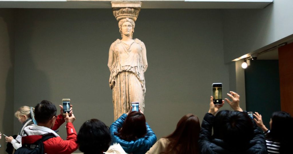 Υπέρ της επιστροφής των γλυπτών του Παρθενώνα και ο Guardian