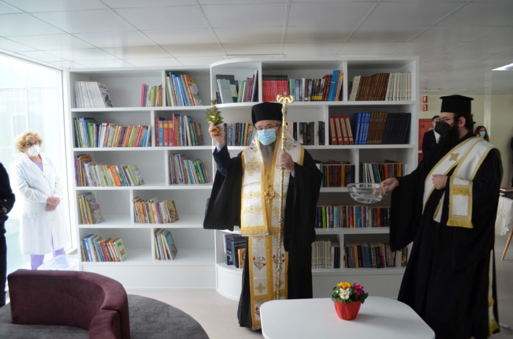 Ο Μητροπολίτης Λευκάδος στα εγκαίνια της δανειστικής βιβλιοθήκης του Γενικού Νοσοκομείου Λευκάδος