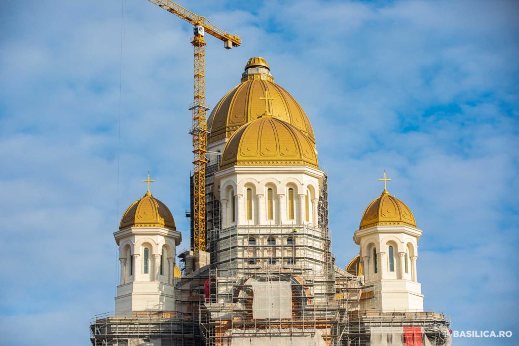 La Catedrala Națională se va ajunge trecând prin două porticuri: unul îi omagiază pe eroi, celălalt pe donatori