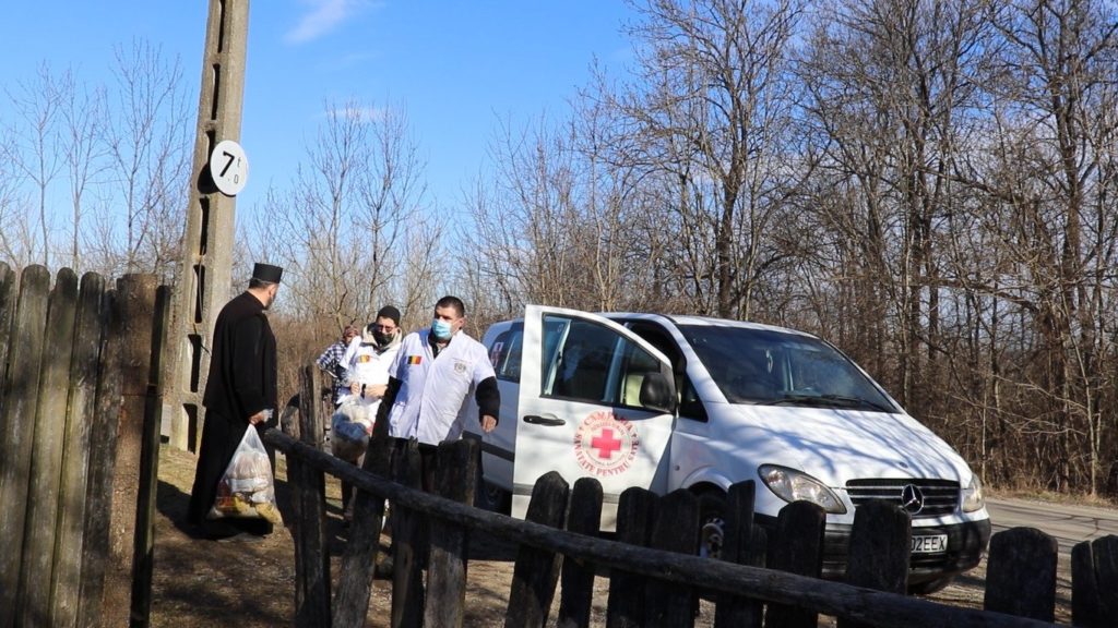 Ajutor al voluntarilor Paraclisului Catedralei Naționale pentru familii nevoiașe