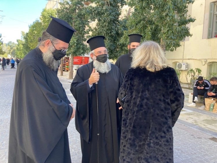 Η βόλτα του Αρχιεπισκόπου Κρήτης στο κέντρο του Ηρακλείου