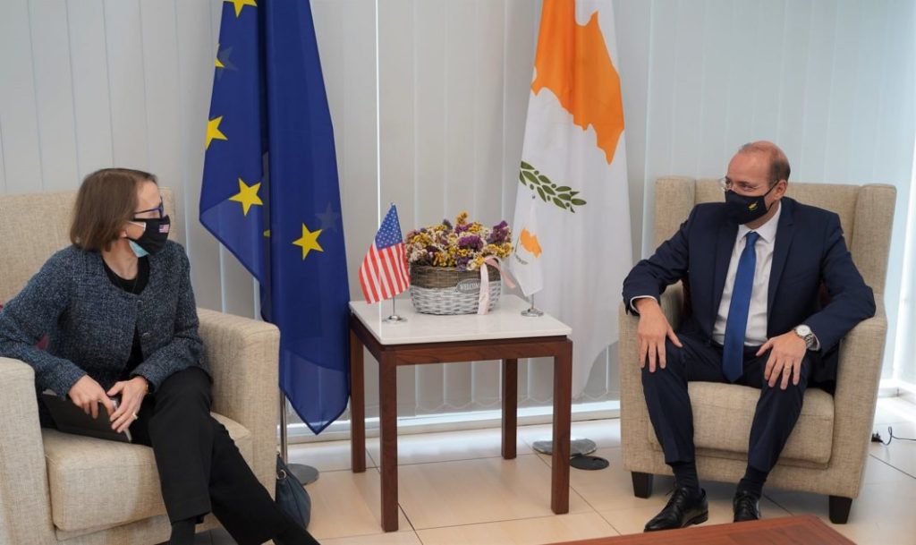 Κύπρος: Αμυντική και στρατιωτική συνεργασία στη συνάντηση του υπ. Άμυνας με την Πρέσβειρα των ΗΠΑ