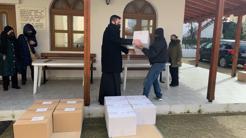 Διανομή δεμάτων αγάπης σε ευπαθείς ομάδες και άπορες οικογένειες