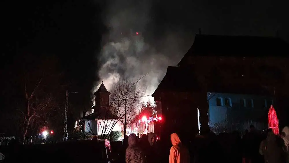 Incendiu la Mănăstirea Nucet: Pompierii au salvat de flăcări paraclisul din lemn