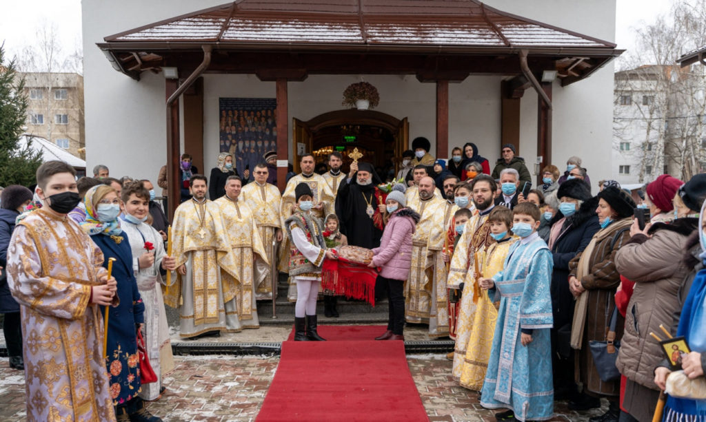 Liturghie arhierească la hramul Bisericii „Sfinții Trei Ierarhi” din Bacău