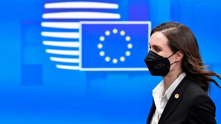 Σε μια “ιστορική απόφαση” το Ελσίνκι προμηθεύει όπλα και πυρομαχικά στην Ουκρανία