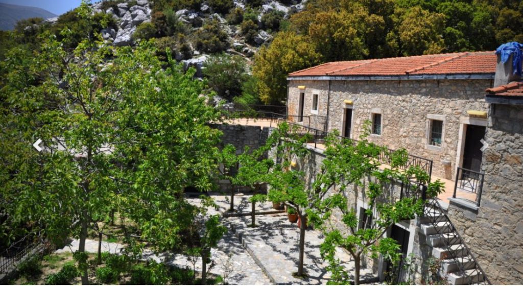 Λασίθι: Στις φλόγες αποθήκη της Ιεράς Μονής Βιδιανής