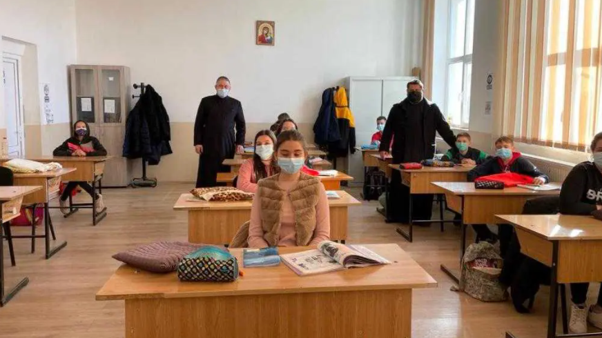Arhiepiscopia Târgoviştei: IOCC donează 500 kit-uri școlare prin Federația Filantropia