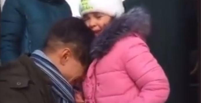 Πόλεμος στην Ουκρανία: Στρατιώτης αποχαιρετά την κόρη του (ΒΙΝΤΕΟ)