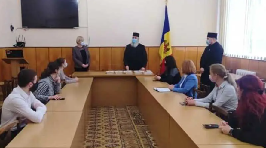 Episcopul de Bălți a înmânat personal o parte din bursele pentru tinerii care învață bine și au nevoie de sprijin