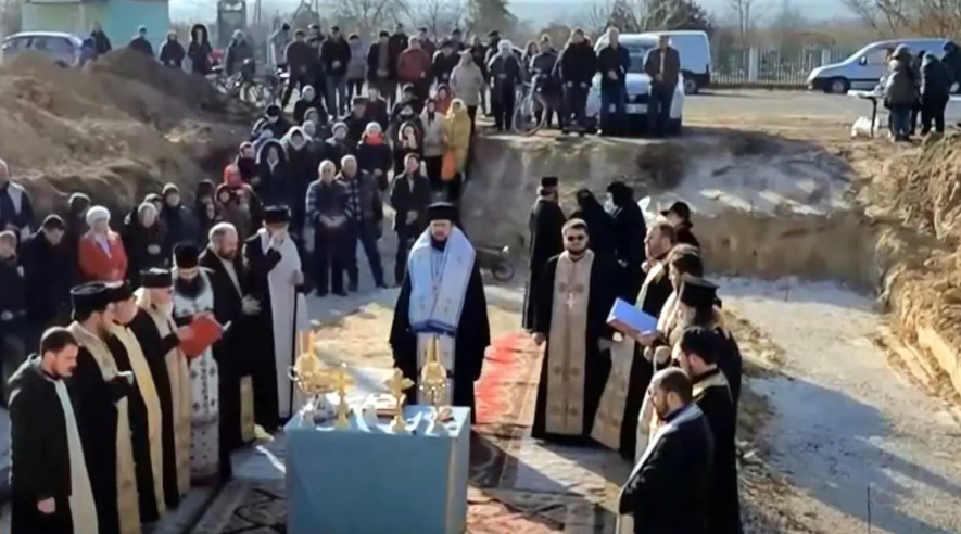 Episcopul Veniamin a sfinţit piatra de temelie a noii biserici din comuna basarabeană Goteşti
