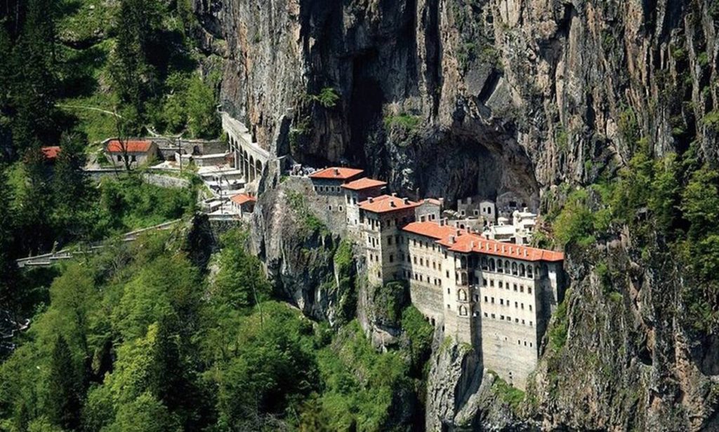 Οκτώ επιφανείς Πόντιοι μιλούν για την «πολιτισμική» φάλτσα βεβήλωση της Παναγιάς Σουμελά