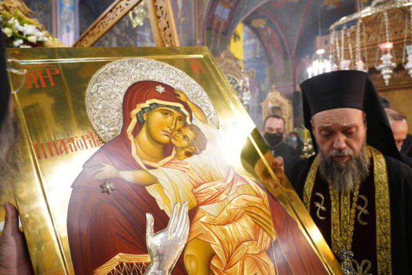 Ακατάπαυστη η δακρυρροή της Παναγίας Παρηγορήτριας στον Βύρωνα