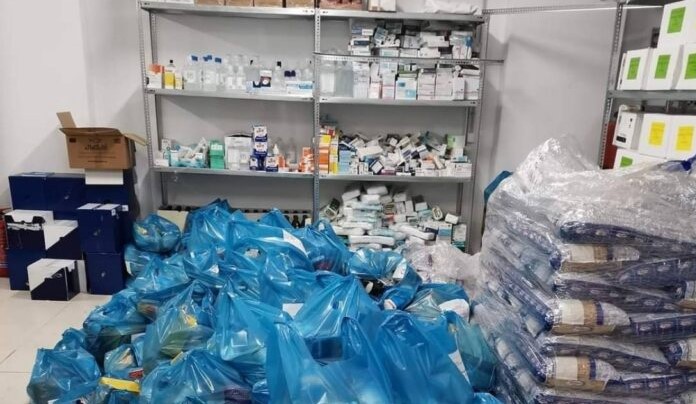 Митрополията на Аркалохори раздаде пакети на любовта на пострадалите от земетресението семейства | СНИМКИ