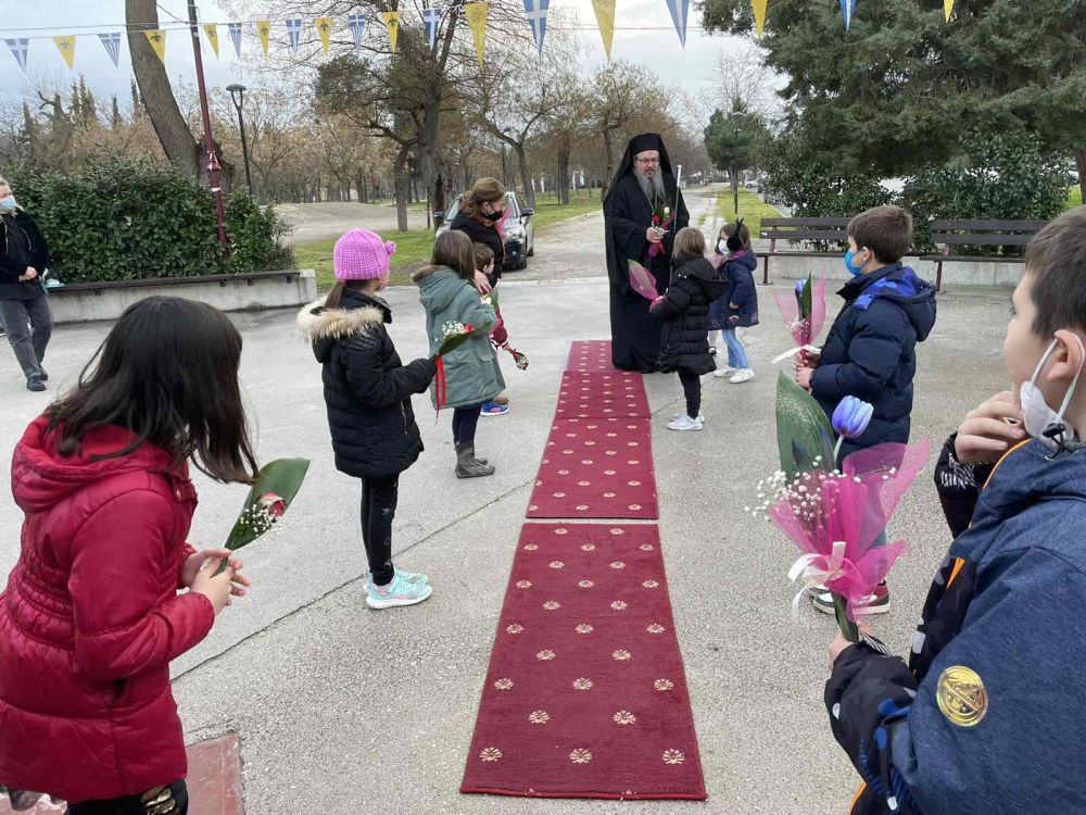 Τα παιδιά υποδέχθηκαν τον Μητροπολίτη με τραγούδια και άνθη