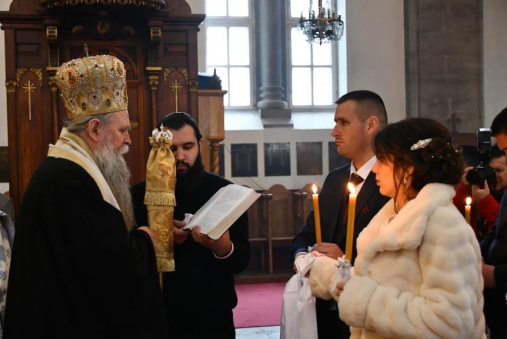 Поженилась пара, которая отказалась сносить монастырь