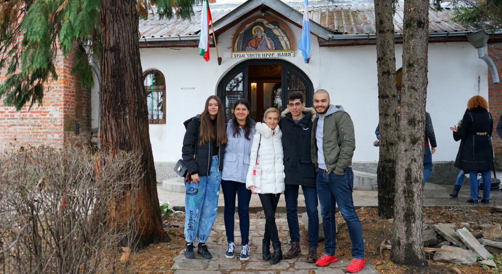Дванайсетокласници помогнаха за ремонта на параклиса към Храм Свети Пророк Илия в столичния кв. „Княжево“ | VIDEO