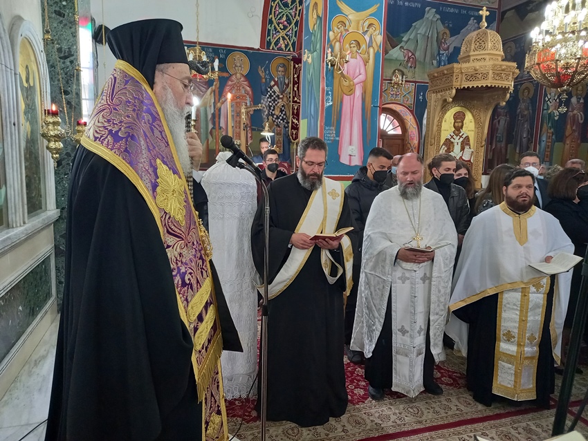 Ο Μητροπολίτης Κορίνθου στην εξόδιο ακολουθία της Χαρίκλειας Ζακούρα