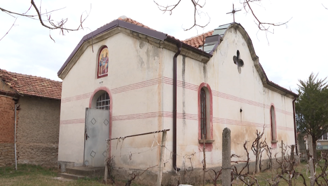 Деца правят мартеници, за да помогнат за довършване ремонт на църква | VIDEO