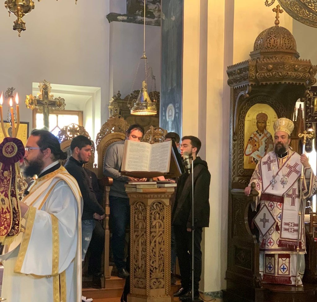 Ο Μητροπολίτης Θήρας στη Μεσσαριά για το μνημόσυνο του π. Ευάγγελου και της πρεσβυτέρας του