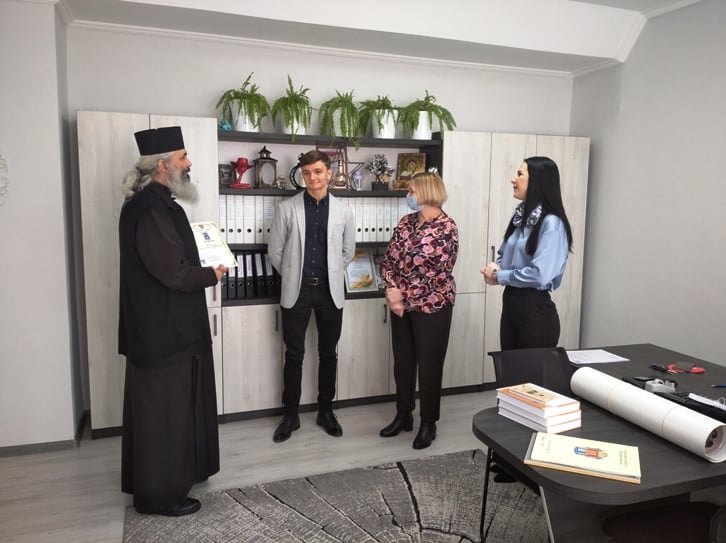 PS Antonie a înmânat o bursă „Mitropolit Visarion Puiu” unui elev de la Liceul Teoretic „Mihai Eminescu” din Făleşti