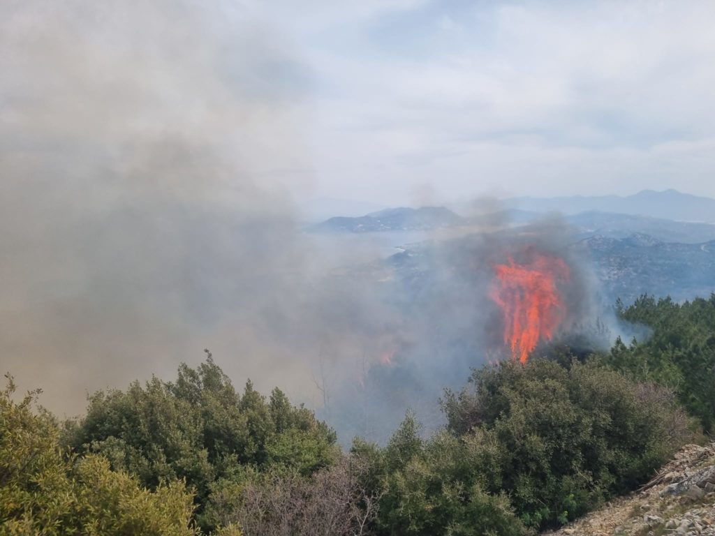 Φωτιά κοντά στη Μονή Βροντά στη Σάμο – Εκκενώθηκε το χωριό Βουρλιώτες