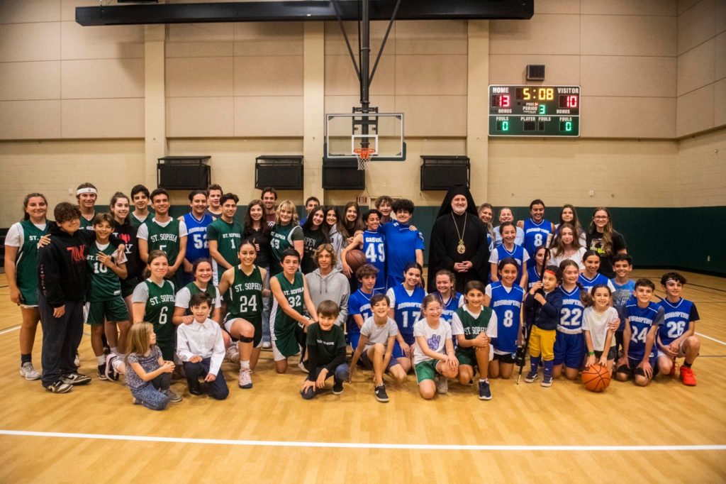 Ο Αρχιεπίσκοπος Αμερικής παίζει μπάσκετ στο Λος Άντζελες!