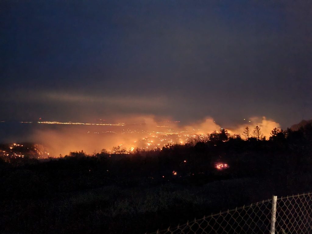 Σάμος: Ενισχύονται οι δυνάμεις στην φωτιά κοντά στην Μονή Βροντά