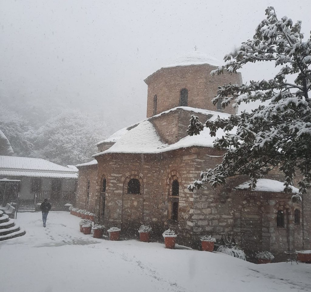 Ο «Φίλιππος» έντυσε στα λευκά την Ιερά Μονή Ευαγγελισμού Θεοτόκου Σκιάθου